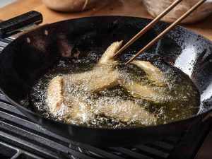 Deep Frying vs Pan Frying Perbedaan Teknik dan Hasil Masakan
