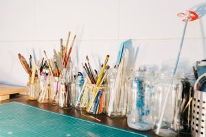 perbedaan akrilik dan plastik