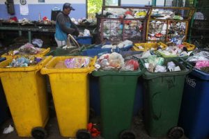 Cara Mendaur Ulang Botol Plastik Bekas